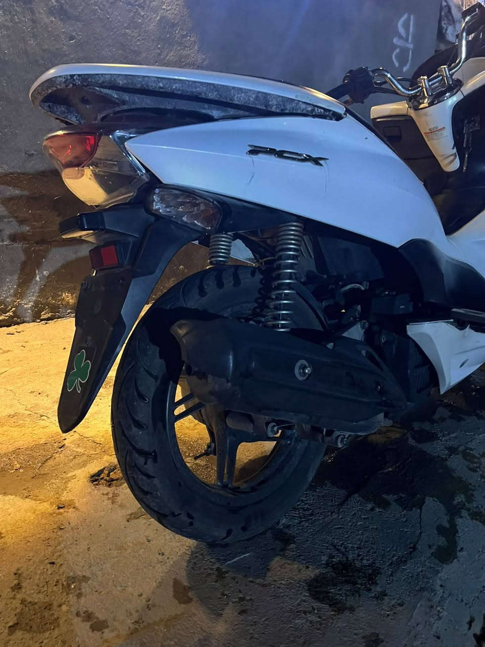 سلام عليكم pcx جيل أول ياباني دراجه خير من الله (مكينه مكفوله بل جيس برغي ممفتوح بيهه) كهربائيات كلهه شغاله نقص الدراجه 1- جاملغ امامي 2- ستاند تعليك فقط وبيهه لواحض بل كفر مكاني بغداد شعب السعر (950) وبيهه مجال *********** تحياتي للجميع 🥰
