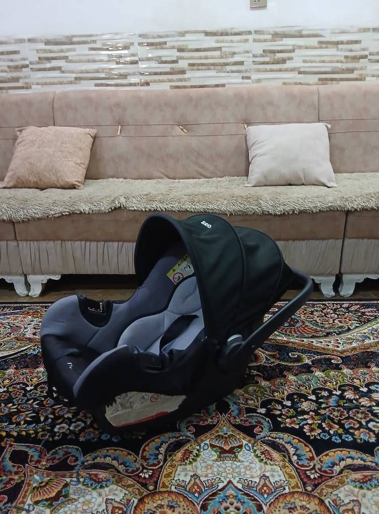 کاریکۆت و کورسی ناوسەیارە بۆ مناڵ ئەوروپیە ،  زۆر تازە و بێعەیبە ، قایشی بەستنەوەی هەیە، ڕائەژەندرێت و ئەتوانی بۆ ناوسەیارە و بۆ هەمو شوێنێک بیبەیت ، دەسکەکەی دائەدرێتەوە ، کەپرەکەشی دائەدرێتەوە ، لەتازەلەدایک بوەوە بۆیئەبێت تا نزیکی دو ساڵی 
سعریشی زۆر گونجاوە قفڵی 15 هەزارە 
سلێمانی ، گەیاندن*********** السليمانية, العراق
