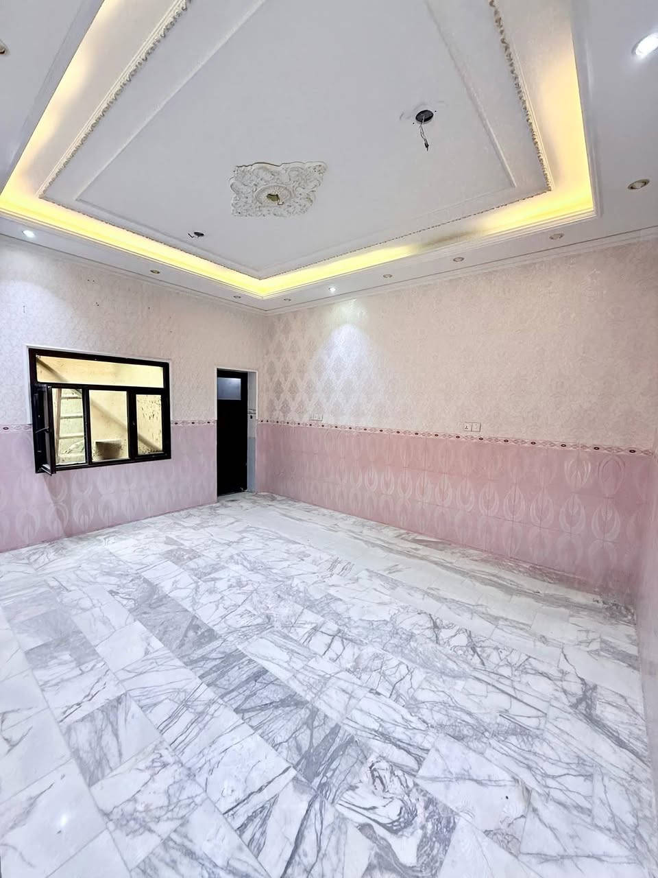 بيت للبيع بمساحة ٢٠٠ متر قرب حسينية البقيع (شارع إسماعيل) يبعد عن الشارع العام ٢٠٠ متر و على شارع مقرنص ٨ متر.
البيت مكون من ثلاث طوابق.
الطابق الأول يحتوي على استقبال و غرفتين نوم واحدة منهم فيها حمام و مطبخ حار و بارد و هول واسع.
و الثاني فيه ٤ غرف نوم، و الثالث فيه غرفة نوم واحدة.
الأرضية و الدرج مرمر.
طابو ملك صرف زراعي عراقي مكاتبة و وكالة و نسخة من الطابو. 
السعر ١٩٥مليون و قابل للتفاوض.
***********
