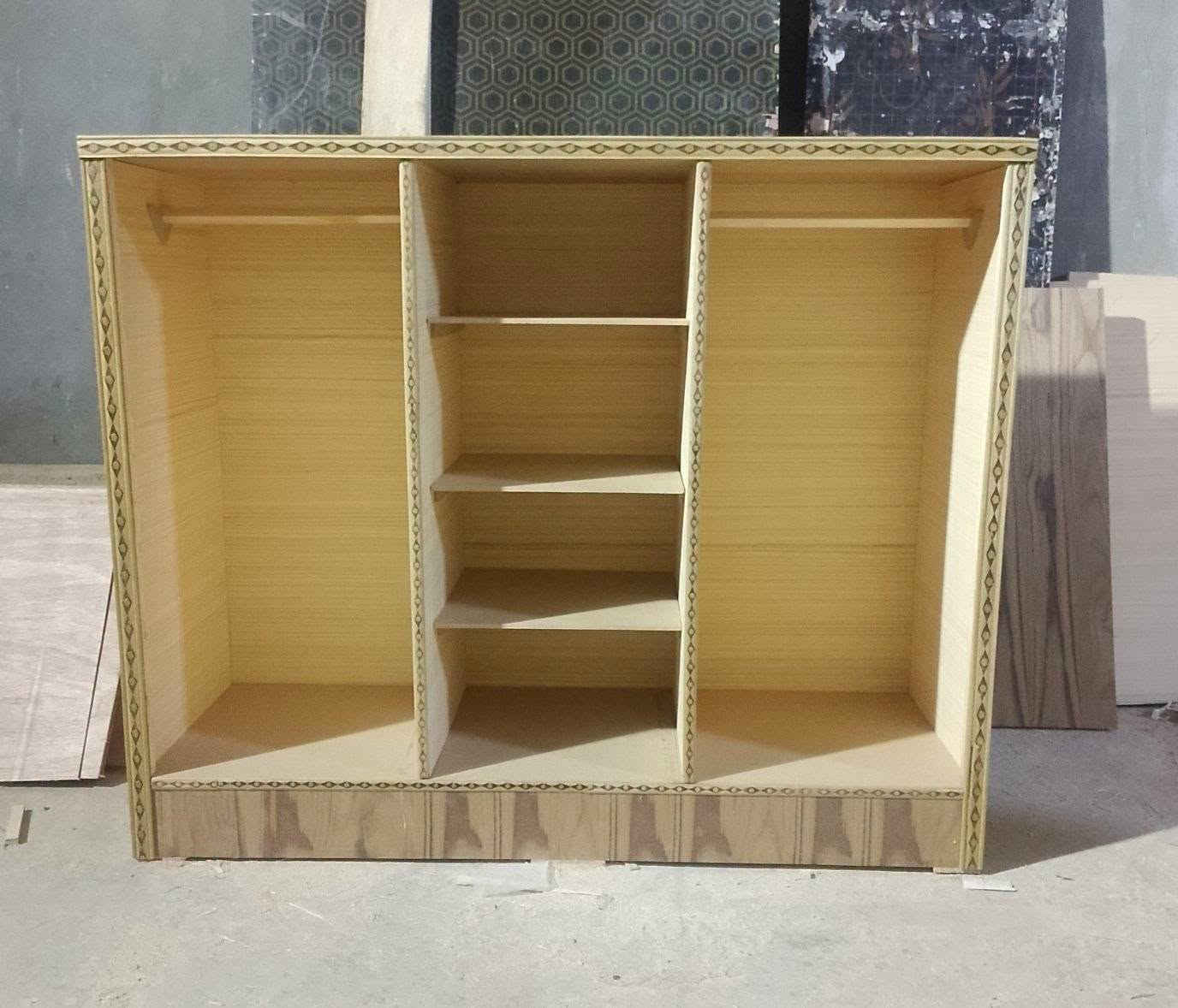 نصف كنتور ٣باب 
الارتفاع 125
الطول150
العرض 50
السعر 150
عنوانه حله الشاوي
