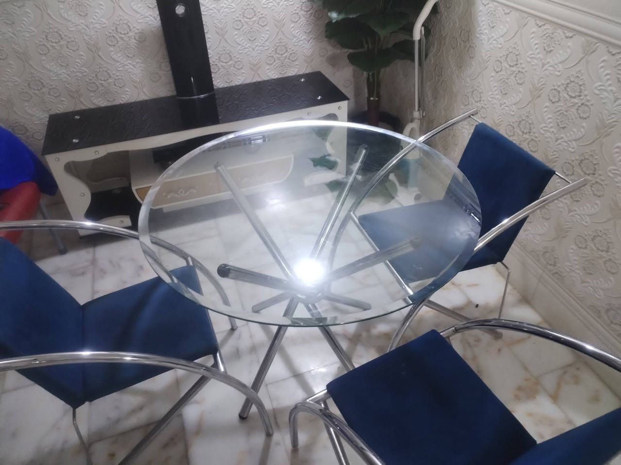 ميز طعام  ٤ كراسي١٥٠ ميز تلفزيون ١٢٥ حله شارع ٦٠
