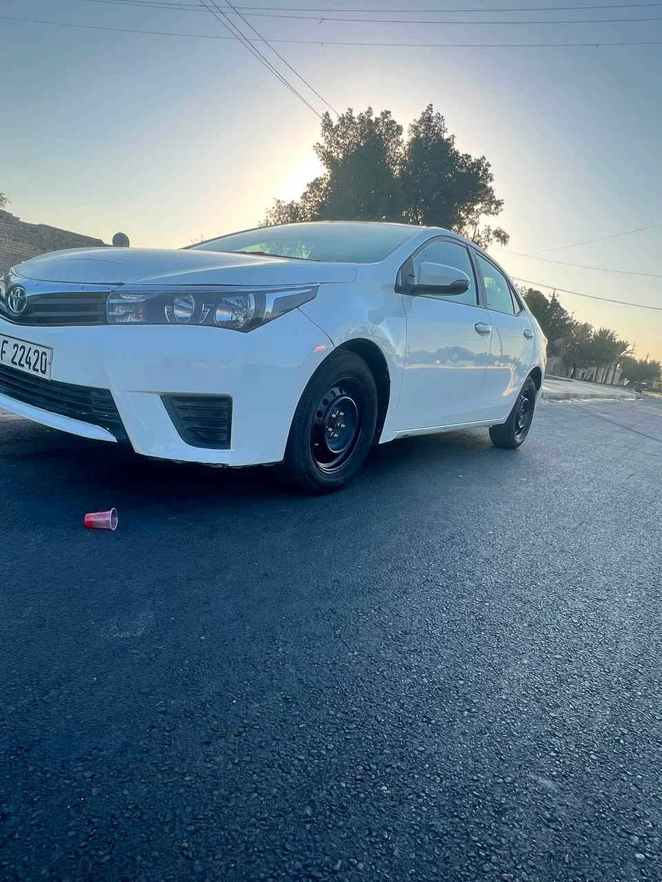 كورلا خليجي موديل 2016 مكينة 1600 
بيه طخات بالجاملغات ومعمرات 
 وبيهه جوه قبق البانزين طخه وصبغته تحويل ثاني يوم 
***********
