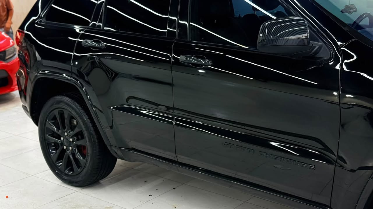 #السلام_عليكم  

🩸جيب جراند شيروكي
الموديل2020
 المحرك: 3.6L V6
رقم مثنى مميز رباعي باسمي 
الضرر: جاملغ وبنيد وباب خلفي 
 
المواصفات:ــــ
* صَفي المقاعد الأمامية كهربائية
* ويل قياس 20 انج
تايرات جديدة 
* شاشة كبيرة مع نظام ملاحة GPS
* نظام فور ويل اتوماتيك 
* مصابيح الخلفيه LED
* كشنات جلد
* بصمه بيبان وتشغيل
* صندوق  كهربائي 
* كاميرا خلفية دواره 
* مرايا متحسسه للضوء العالي 
* نظام بريك اوتوماتيك Auto Brake System 
‏* Auto Start System *
* حساس  خلفي
* تحكم ستيرن جهتين
* نظام ايكو نظام سبورت عند القياده  
* توقف ذاتي للمحرك
السعر بلاش 171 ورقه وبيه مجال 
صور الحادث موجوده بلمنشور 
صبغ ٤  قطع 
مكان السيارة الديوانيه 
للاستفسار الاتصال على الارقام
***********📱اتصال 
***********واتساب
