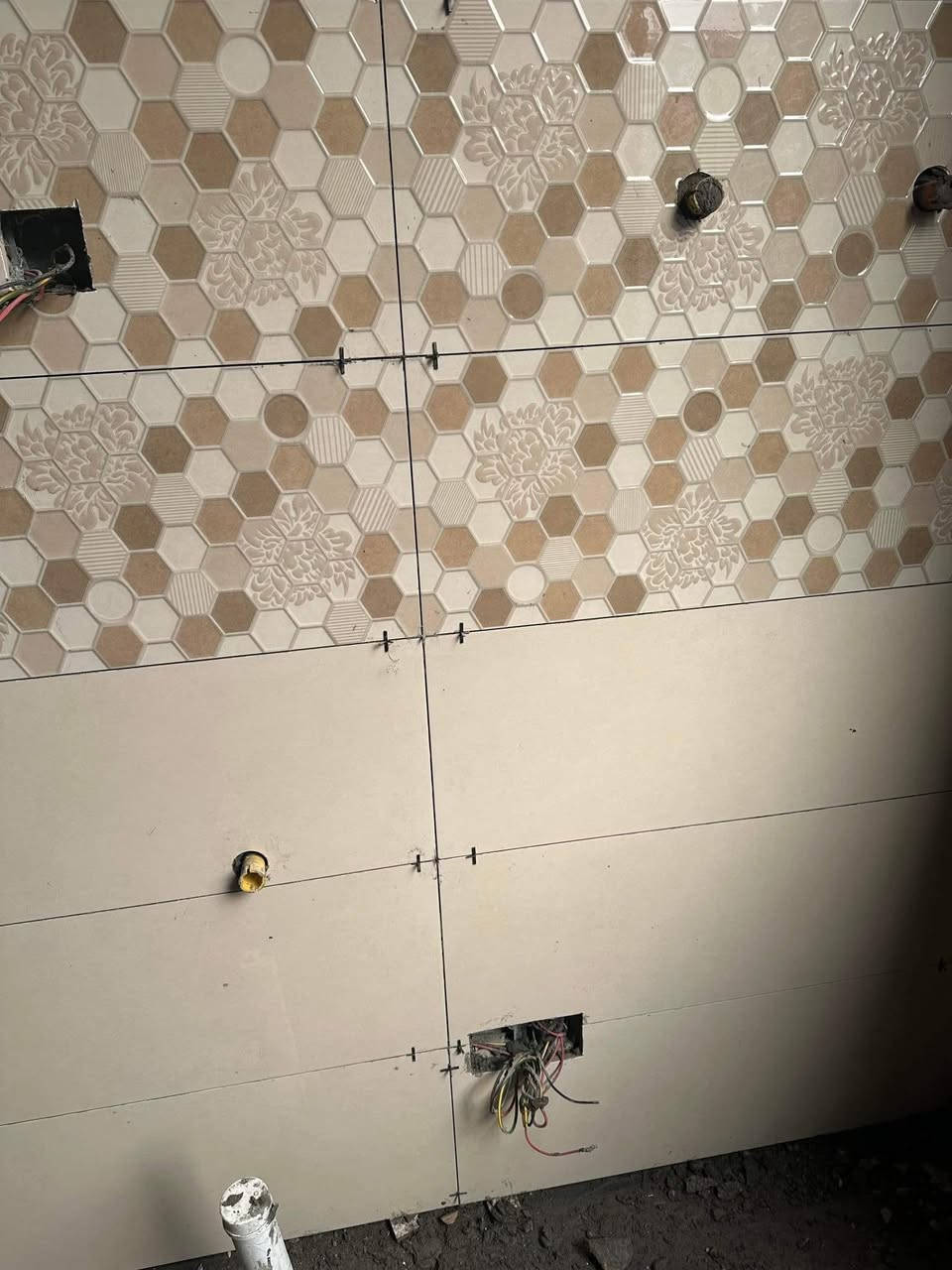 سلام عليكم خلفه سيراميك ورضيه لوح بالمادة 

***********  *********** وتساب
