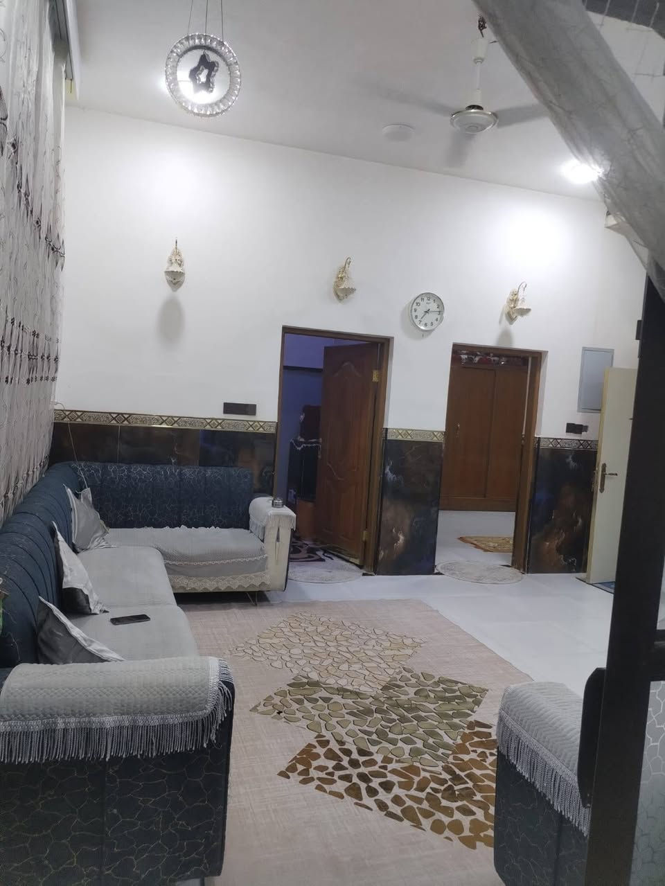السلام عليك بيت بناء درجه اولى للبيع في علوه الفحل قرب شارع العام  50 متر مساحه البيت الكلي 210متر البناء 160متر يحتوي على غرفه وصاله واستقبال ومطبخ وتخاريج وساحه وحديقه ومخزن كبير كراج سياره خارجي للاستفسار ***********
السعر 65وبيه مجال
