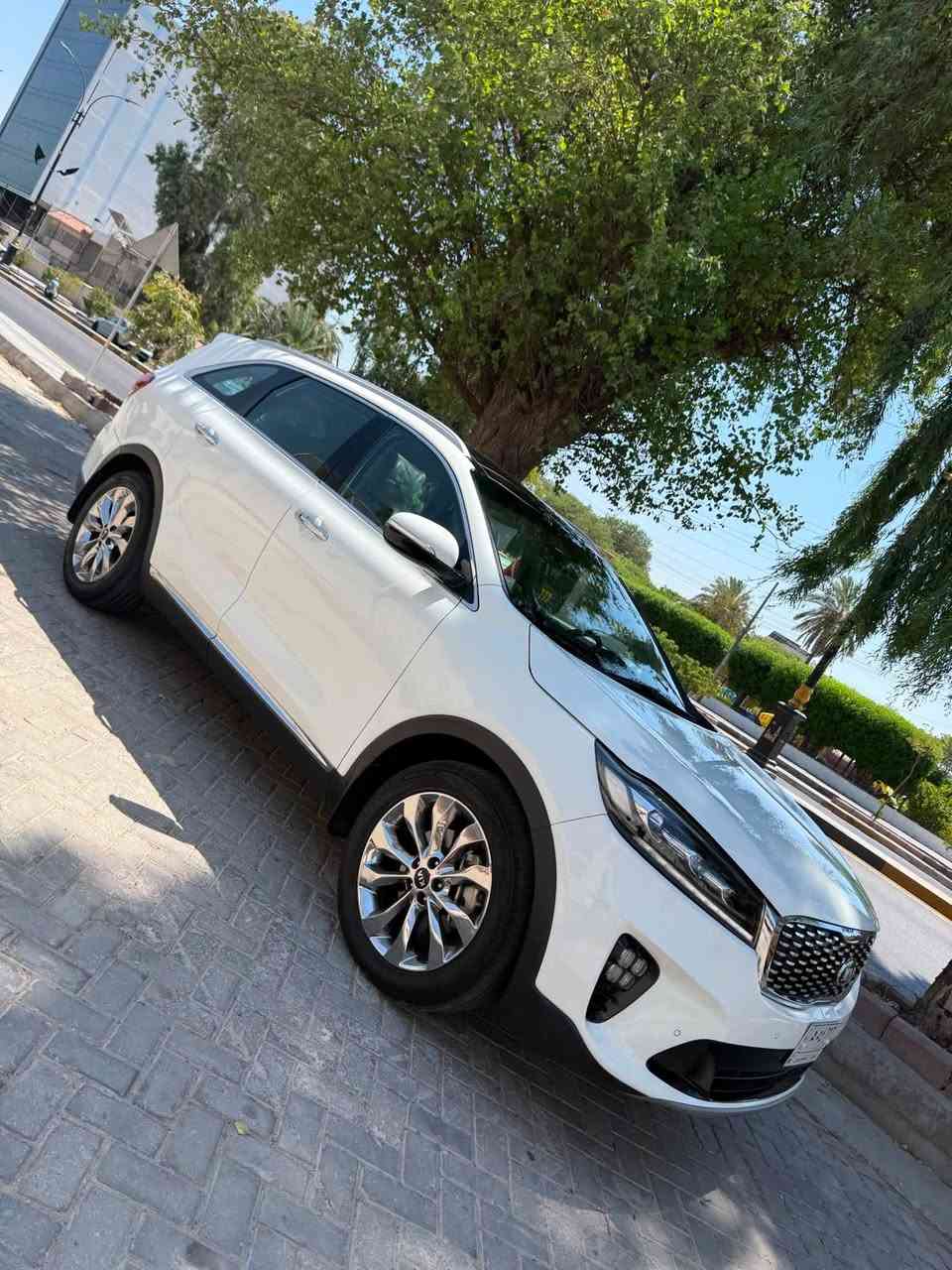 كيا سورنتو 2020 خليجي الشركة الدولية 
رقم بغداد تحويل مباشر بأسمي 
( ماشية 125km الف ) مكاني بغداد          
المواصفات 🔻 
حجم محرك 6 سلندر دوش 
تحكم ستيرن جهتين 
كروز سرعه (تحكم سرعه بالستيرن) 
شاشه بلاديه لمس  
يدات نيكل بلادي 
لدات امامي خلفي                    
مري جانبيه شفط كهربائي 
بصمة تشغيل + بصمه ابواب 
أشارة ترحيب باليدات عند الاقتراب 
تحكم كشنات كهرباء عدد 2
حساسات أمامي و خلفي 
اربع أنظمة قيادة 
ثلاث قطع تبريد  
سبعة راكب 
صندوق كهربائي 
بانوراما 
بردات خلفيه بلادي 
ويل كروم حجم 19 عدد 5 ويل 
شحن واير ليس 
بصمات عدد 2
باتري جديد 
( بيها تبديل بنيد ودعامية نفس اللون بلادي
وبيها صبغ نـص جاملغ الأمامي جهة الصدر وجاملغ الخلفي وبارد قليل ) 
اكفل محرك وكير وكهربائيات كفالة عامة عل فحص 
السيارة بدون شواصي او لغود وين ما يعجبك أفحـص 
عليها أدامة كاملة هايدروليك كير وفلاتر ودهن ودسكات متصرف عليها دينار  
منظومة تبريد جديدة بيها ضمان و على الفحص تبريد ثلج 
السيارة بيها سونار قبل يومين مسوي  
السعر ( 205$ ) وبيها مجال ان شاء الله 
🔸 *********** 🔸
