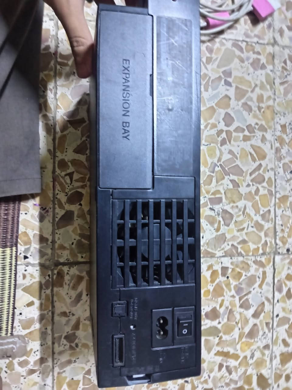 جهاز ps2 كامل ملحقات مع جوستكين بس اكو ملاحضه انو الجوستك الوردي من تدمج دكمتين تكوم تضغط تلقائياً بيه شورت بس تشتغل طبيعي مجرد ما تشلعه وترجعه والجوستك الاحمر الكيوره ميرجعن اعتقد يرادلهن فد شي ينضفهن لان من تقدمه مثلاً ما يرجع يبقه ثابت بس الجوستك كلشي مابيه من ناحية الدكم و الدرفت سليمه نضافة الجهاز 70% يحوي العاب بلي 2 و بلي 1 و ريترو ارج يحتوي على العاب سیکا و nes وتكدر تخلي العاب snes وغيره والجهاز مشتغله بيدي ويخبل فلاش 16gb و ميموري وبس للتواصل موجود واتساب*********** (الشراي يراسل واتساب )
