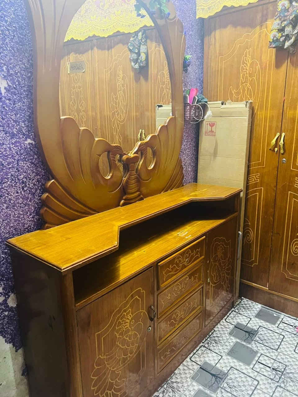 غرفه أخشاب جربايه+تاج جربايه+ميز مرايه+زاويه+كومديات ثنين
نجاره قويه بدون كنتور وسعرها خاص 
او الاتصال ع رقم  ***********
