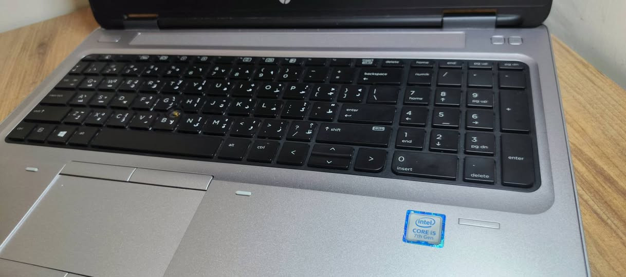 💻 لابتوب HP ProBook 650 G3

المواصفات:
• المعالج: Intel Core i5-7200U الجيل السابع
• الرام: 8GB
• التخزين: 256GB
• كرت الشاشة: Intel HD Graphics 620 مدمج (متوقع)
• الشاشة: 15.6 إنچ تقريباً
• نظام التشغيل: Windows 10 – 64 bit
• محرك أقراص DVD موجود

مناسب للدراسة والأعمال المكتبية والتصفح.
السعر: 230 ألف وبي مجال بسيط 
للتواصل *********** واتساب فقط
