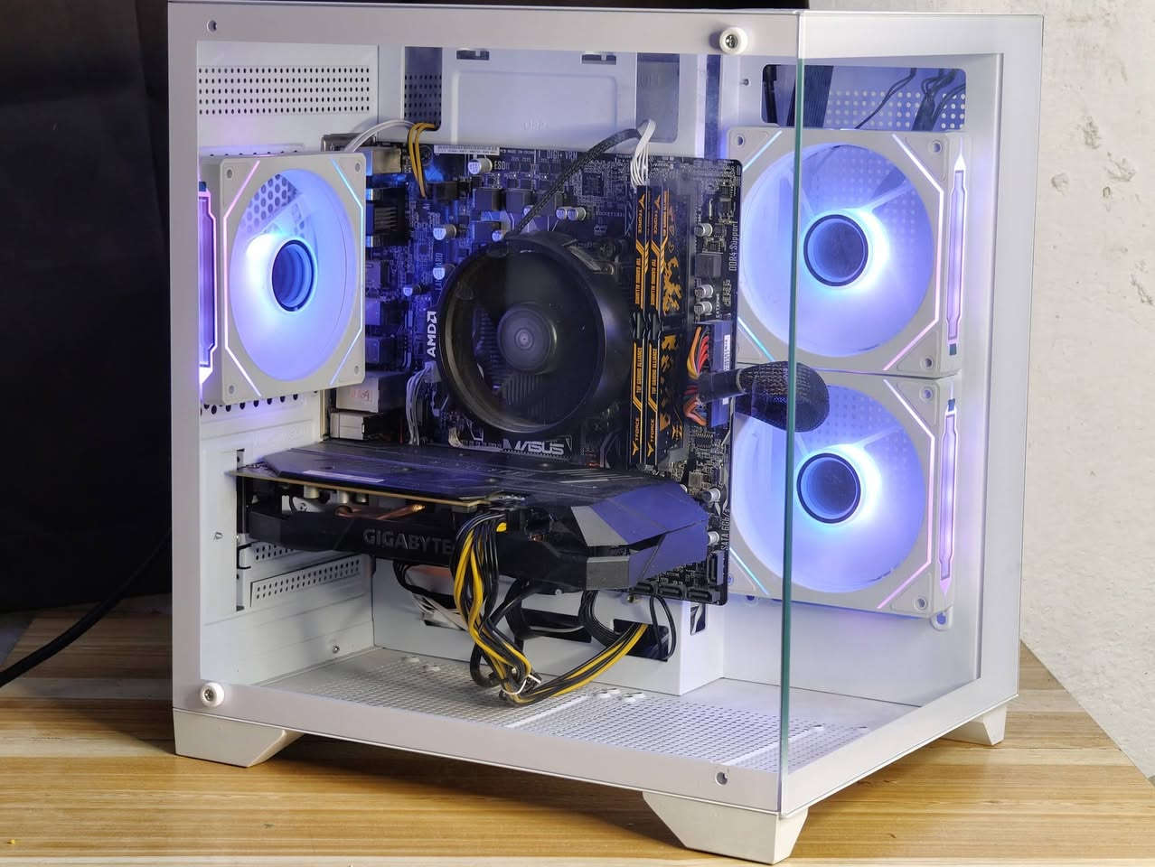 السلام عليكم 
تجميعة للبيع بمواصفات قوية و نظيفة مع ضمان حقيقي 🌟
💠GPU: Nvidia RTX 2060 6G Gigabyte
الكرت نظيف والحرارة 70ـنات تحت الضغط
💠CPU:  R5 3500 6C 6TH 
💠Cooler:  Ryzen cooler الأصلي 
💠M.B: A320m Asus Prime 
💠RAM: 16GB 8x2 ddr4 3200Mhz T.force TUF GAMING جديدة
💠STRG: m.2 SSD 256GB 
💠P.s: 600w aigo 
💠Case: Glass White case with 3xfan ARGB
WITH RGB Remont Control

ضمان الحاسبة اسبوع 
شرط الضمان تربط على UPS لحماية القطع 
السعر مناسب جدا 665 الف دينار (665,000) فقط
( كيس فقط بدون ملحقات )

تتوفر ملحقات بسعر جدا مناسب

📍الموقع بغداد مدينة الصدر قطاع 23
🚚 يوجد توصيل لجميع محافظات العراق 🇮🇶 
 هـ ***********  📞
