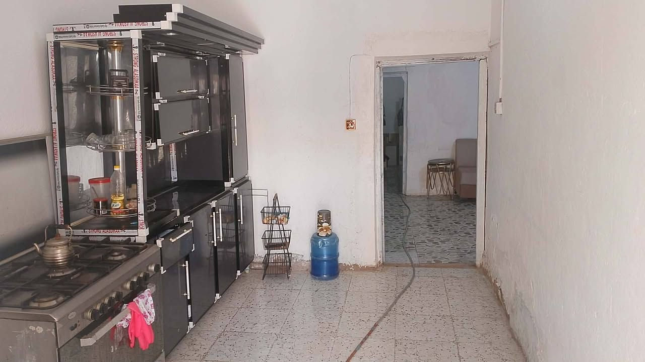 السلام عليكم ورحمة الله وبركاته،
يتوفر لدينا بيت للإيجار بمساحة 100 متر مربع.
يحتوي البيت على:

غرفة نوم
صالة
مطبخ
استقبال (صالة ضيوف)
صحيات 

الموقع: قضاء الدغارة، منطقة الويرسي، بالقرب من المولد .
للتواصل والاستفسار، يرجى الاتصال على الرقم: ***********
