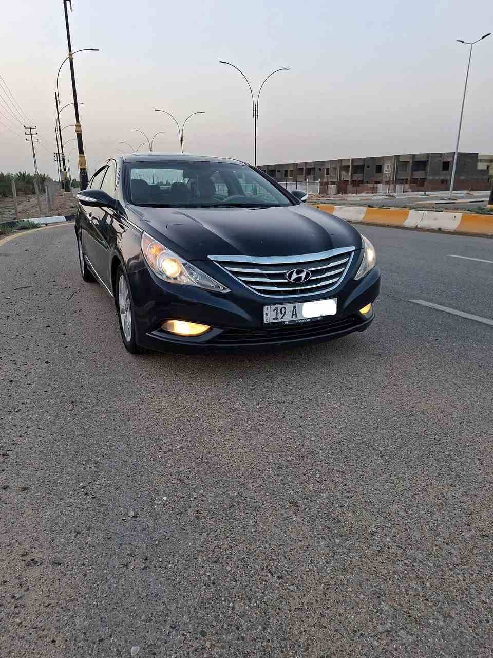 سوناتا مضلع للبيع موديل 2013    لمتد فول مواصفات 1/1  فئة pi وارد امريكي
‏رقم كربلاء انكليزي  بأسمي  شرط التحويل ومكانها كربلاء محرك 2400   مكينه وكير مكفولات  
‏المواصفات 
‏بصمة تشغيل + بصمة ابواب  
‏تبريد  قطعتين امامي خلفي 
‏تبريد+ تدفئه بالكشنات+ كشن كهربائي 
‏فتحة قماره سلايد روف 
‏داخل لونين 
‏تحكمات ستيرن جهتين + مثبت سرعه كروز + نظام ايكو 
‏ثلاث شاشات + كاميرا خلفية + اشاير بالمري  السياره جاهزه للاخير حداديه وكهربائيات مابيها كل نقص  
‏  حادثها من امريكا قبق جنطه+ ثلاث قطع صبغ  
‏السعر 97$ 
‏رقم الهاتف  : ***********
‏               ***********
‏
‏
