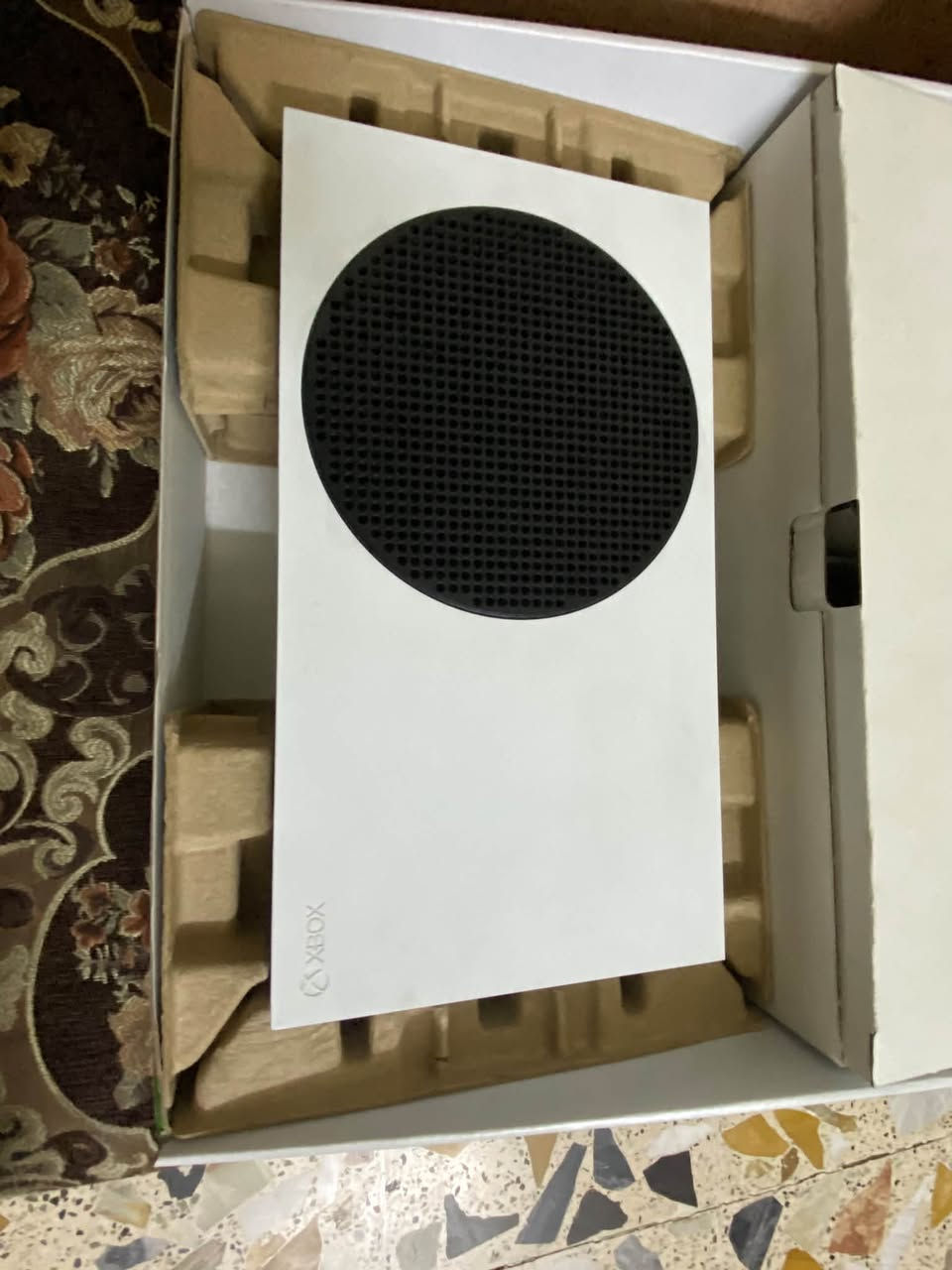 لسلام عليكم شباب اكسبوكس سيريس اس للبيع نص تيرة 512GB الجهاز كامل من كل ملحقاتة جوستكات ثنين مروحة تبريد وايرات الجهاز كله كامل  ويجي ويا احساب بي العاب اسسن العراق سعر العبة 70الف وفيفا 25 سعره 20 الف وبلاك اوبس سعره 23 الف ورددن ردبشن سعره 30 الجهاز كامل من كلشي ول جوستك الثانية الون مالته اصدار محدود تكدر تبيعه وحد بسعر اغلى من الجوستك العادية الجهاز اصدار 2021 سعرة500 وبي مجال للشراي 
مكان بغداد 
الرقم ‪***********
