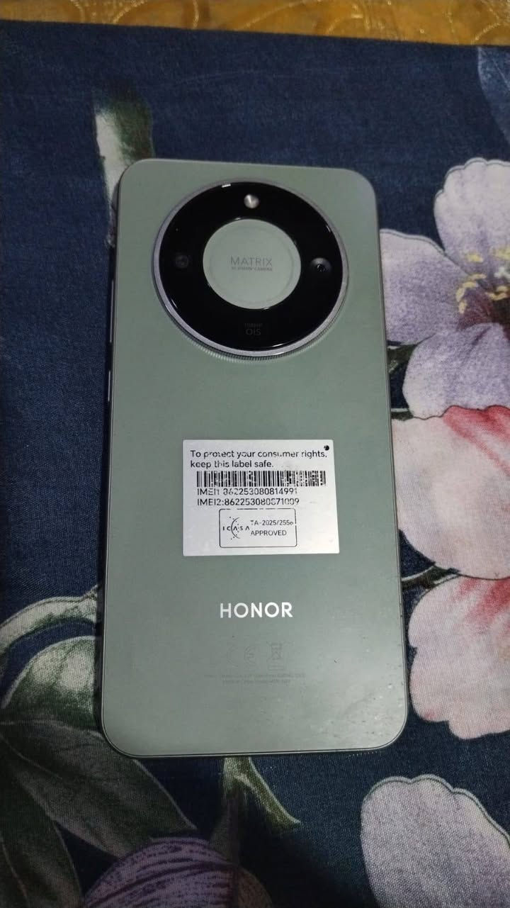 سلام عليكم شباب الله شاهد جديد بعدة honor x9d لون اخضر مستعمل شهرين  نضيف وياه كامل ملحقاته بعدهن بالكارتون ممفتوحة حتى لزكة الشركة بي الحافظة بعدها بالچيس الشاحنة على حطتها ممستخدمة سعره 400بي مجال 
مكاني 17 تمور
الاتصال على رقم الهاتف :
***********... ***********

