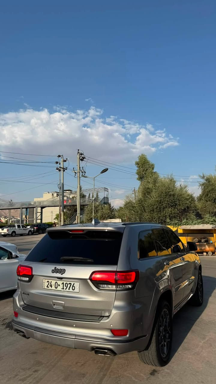 Jeep Grand Cherokee 2021 — 5.7 HEMI V8
🔥🔥

* موديل 2021

* محرك HEMI V8 سعة 5.7 لتر

* قوة 360 حصان

* عزم 529 نيوتن.م

* دفع رباعي 4×4

* ناقل حركة أوتوماتيك 8 سرعات

* جك/باب خلفي كهربائي

* شاشات خلفية

* شاشة وسطية تعمل باللمس

* شاشة معلومات للسائق

* كاميرا خلفية

* رادارات أمامية وخلفية

* حساسات اصطفاف أمامية وخلفية

* مراقبة النقطة العمياء Blind Spot

* تنبيه حركة المرور الخلفية

* مثبت سرعة متكيف Adaptive Cruise Control

* تحذير من الاصطدام الأمامي

* نظام مساعدة على الركن Park Assist

* فتحة سقف 

* داخلية جلد

* مقاعد كهربائية

* تسخين/تبريد المقاعد 

* تكييف أوتوماتيك

* Apple CarPlay / Android Auto

* تشغيل عن بُعد

* إضاءة LED

* جنوط رياضي

الرقم مو وياها انطي رقم غير هذا ويا السيارة

كتاب تضليل جديد سياره جديدة ماناقصها مصرف وسياره كلين تايتل بيها ملاحظات بسيطه موجوده باي سياره متعرضه للشارع 

السعر 29,500$ 

وبيها مجال  لتواصل ***********
