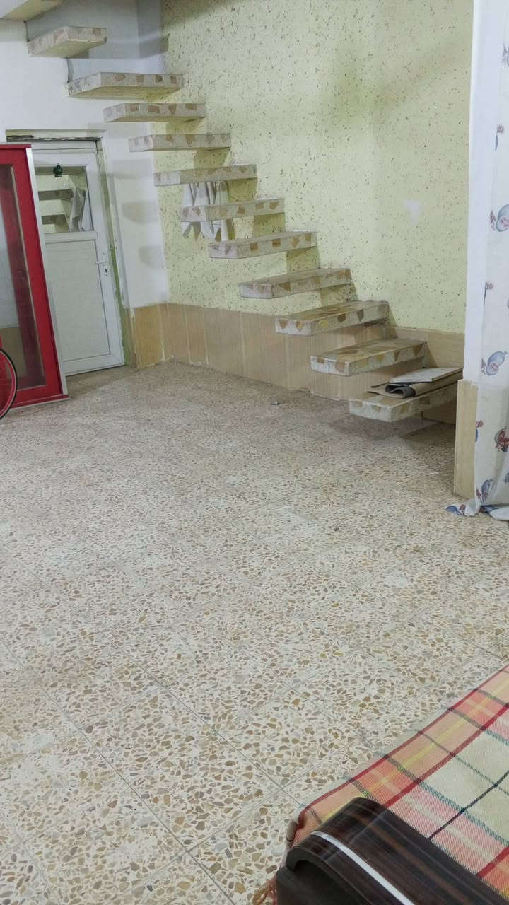 ميت متر  حي الوفاء للايجار كلش  نظيف ماء و كهرباء علينه للاستفسار واتساب ***********  عن الشارع العام فرع واحد
