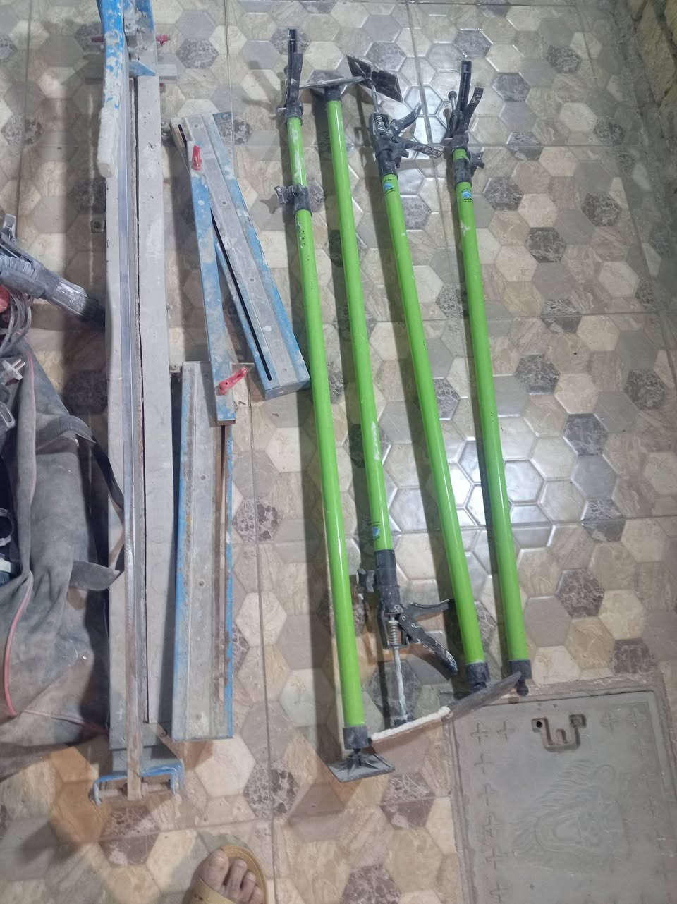 سلام عليكم اغراض للبيع شرط الفحص جكات ارتفاع ثلاث مترات قاطعه 120 جلايه تام سعر النهائي 125 بغداد الدوره ***********
