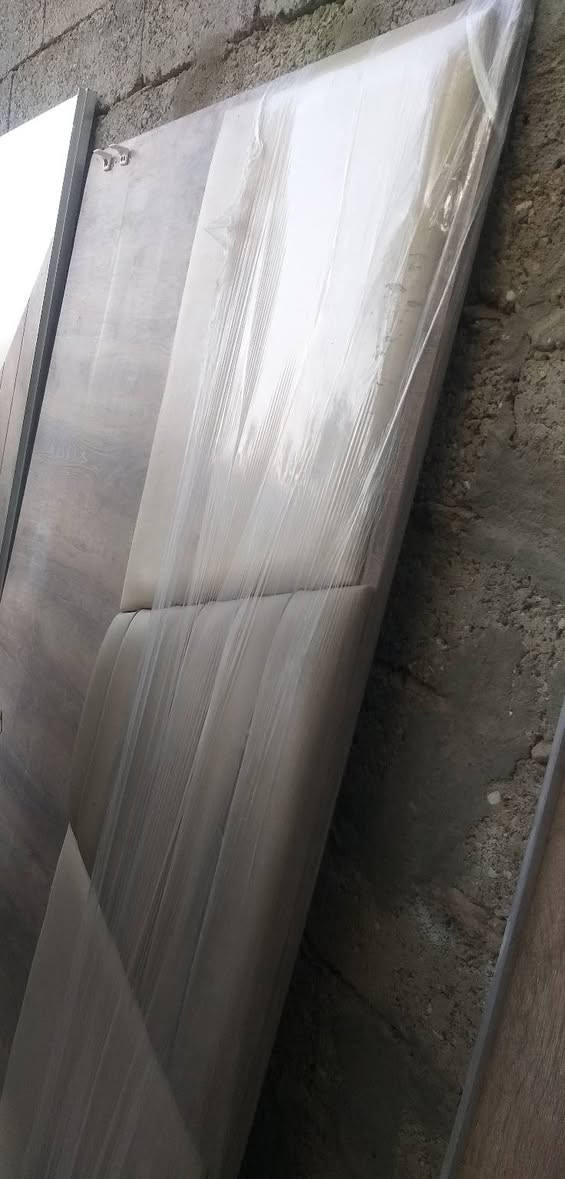 غرفه تركي تتكون من كنتور سلايد مع جربايه بيهه مخزن وملحقات الجربايه اثنين كوميدات
بدون ميز مرايهالسعر 200
 ***********
