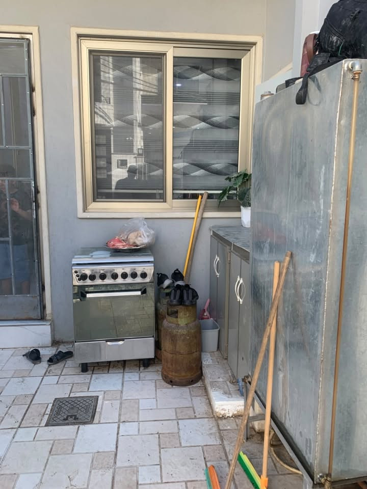 🏡 دار للبيع | حي ملايين الأولى

📍 الموقع: الفرع شيخ أحمد الغانم
📐 المساحة: 150 م²
📏 الواجهة: 7.5 م

✨ تفاصيل الدار:

🔹 الطابق الأول:
• غرفتين نوم، وحدة منها سويت
• هول واستقبال
• صحيات
• حمام

🔹 الطابق الثاني:
• 4 غرف نوم
• صحيات
• بيتونة
• سطح مكسو بالكاشي

⭐ دار بمساحة ممتازة وتوزيع عملي، مناسبة للسكن العائلي.

📞 للاستفسار ومعرفة التفاصيل:
***********
***********

مكتب أرض الملايين للعقار — خيارات عقارية مميزة تستحق الزيارة.
