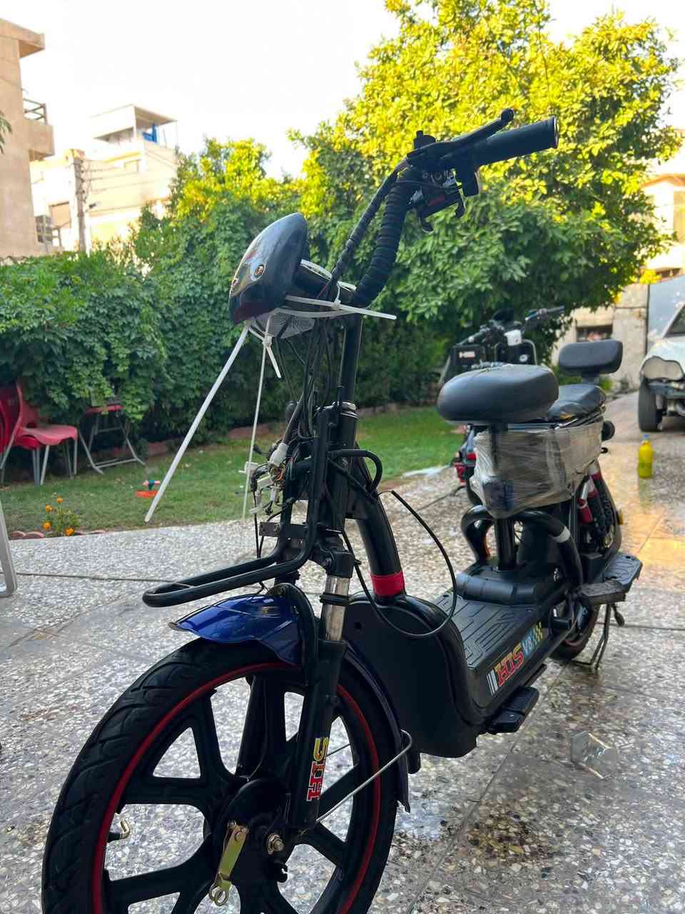 السلام عليكم دراجه شحن موديل ٢٤ الدراجه شغاله بجم. الكدام موجود. بي فطر + بطاريات موجوده نص عمر السعر ٢٠٠ وبيها مجال الرقم ***********
