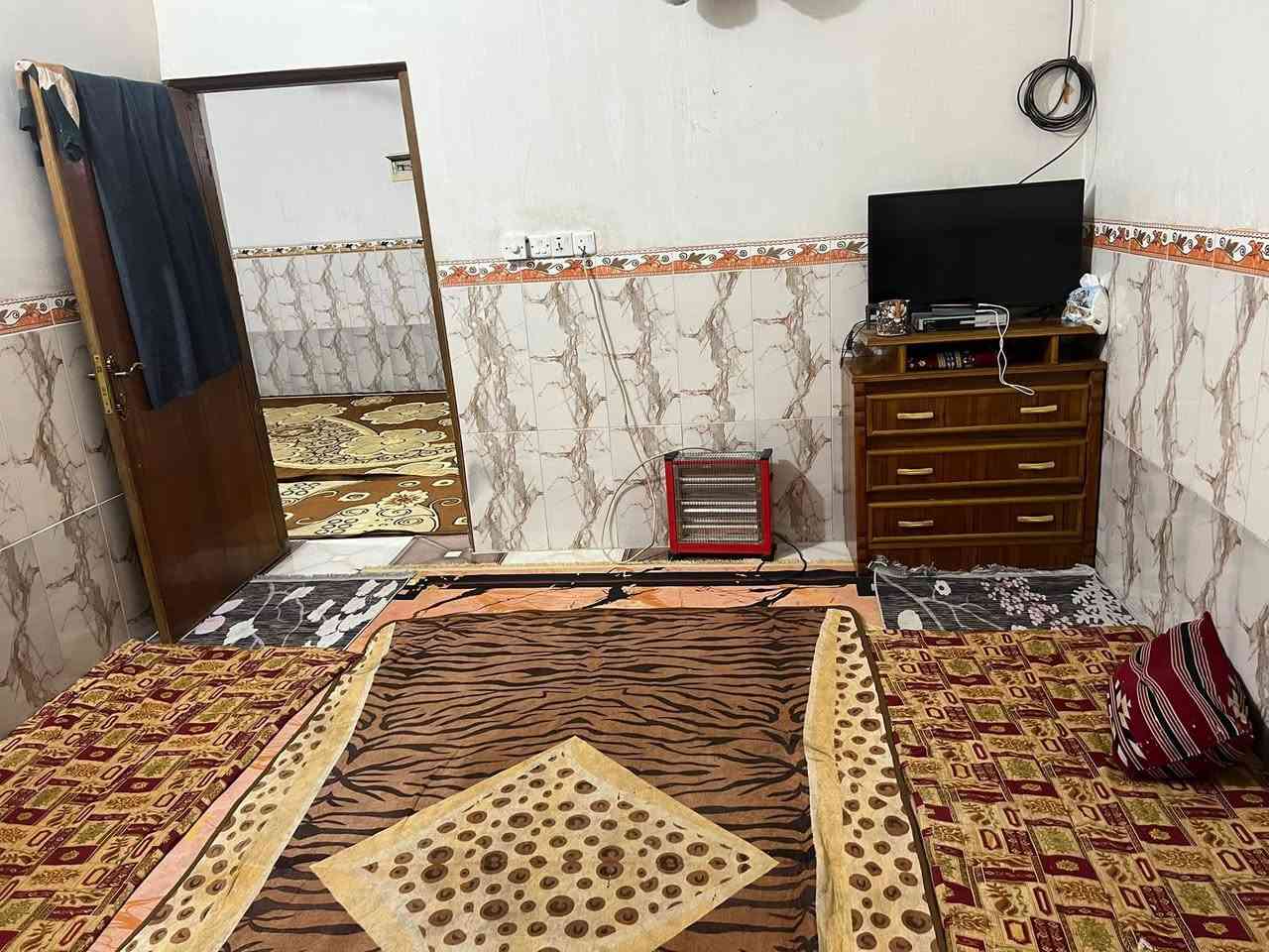 سلام عليكم يوجد بيت للبيع
مساحته البيت 150. متر 
البيت يتكون من طابقين 
الطابق الأول غرفتين نوم وصاله واستقبال و مطبخ
سراميك الارضيه وجدران 120 سراميك 
الطابق الثاني غرفتين نوم وصاله واستقبال و مطبخ
سراميك الارضيه وجدران زاره أم 13 سانتين 
مكان البيت بعقوبه المفرق قريت الحاج ناصر 
الرقم وستفسار *********** وتساب
