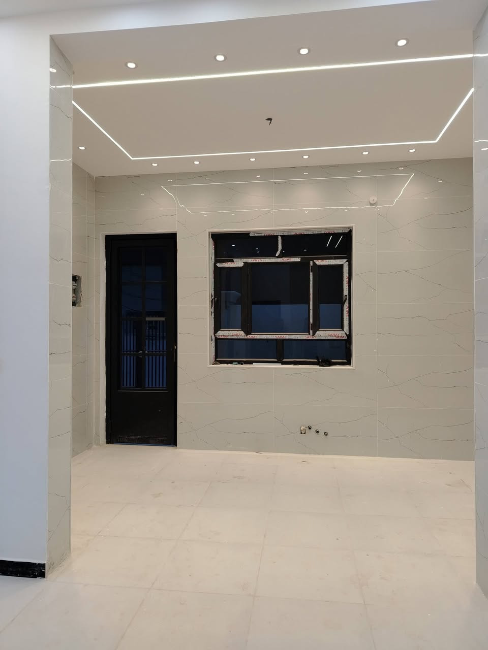إعلان دار للبيع /📍 

🏠 دار حديث للبيع - بناء كونكريت مسلح 🏗️ (2025)
💰 السعر مناسب جداً - سارع بالحجز!

دار للبيع طابو صرف المساحة 100 متر طابقين

​📍 العنوان: حي الجامعة بلوك الاول الجامعه 
 متخل شارع السوات ومن شارع 20 قرب مدرسه الجامعه عرض الشارع 15 متر بصف الركن
على شارعين 
​📐 المواصفات العامة:
​المساحة: 100 متر مربع (تصميم مربع: الواجهة 10م × النزال 10م). على شارعين 
​عدد الطوابق: طابقين.
​سنة البناء: 2025 (حديث).
​نوع البناء: كونكريت مسلح (الأساس رفت).
​الأرضيات: بورسلاين تركي فاخر.
​الكهربائيات: ⚡ تأسيس دكتات وبوريات.
​الإنارة: مودرن حديثة.
​📋 تفاصيل التقسيم الداخلي:
​🔹 الطابق الأول:
​طارمة + استقبال + صالة واسعة + مطبخ.
​غرفة نوم واحدة.
​مجمع صحيات (داخلي وخارجي).
​🔹 الطابق الثاني:
​صالة + 2 غرف نوم / مع صحيات ماستر
​مجمع صحيات إضافي 
علمن بعد كمال البواب والمحجرات
حسب ذوق المشتري 👌✨ 
​⚙️ المنظومات والخدمات المجهزة:
​منظومة كاميرات مراقبة.📹
​منظومة إنترنت. 💻 
​منظومة سبالت ❄️ جاهزة.
​منظومة مبيد حشرات. 
​📞 للمراجعة والاستفسار:
يرجى زيارة مكتب قصر الباشا للعقارات (مكتب أحمد الشمري للاستثمار والتطوير العقاري).
📍 عنوان المكتب: شارع أسواق طيبة - مجاور أسواق دجلة.
​📱 أرقام التواصل: ☎️ 
​***********
​***********
