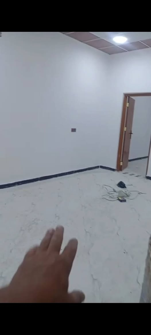 بيت حديث للايجار  محيله شارع الوسطي قرب جامع الحمزه يتكون من غرفه وصاله وستقبال ومطبخ وصحيات خارجي وداخلي سعر350قفل غير قابل للتفاوض ***********
