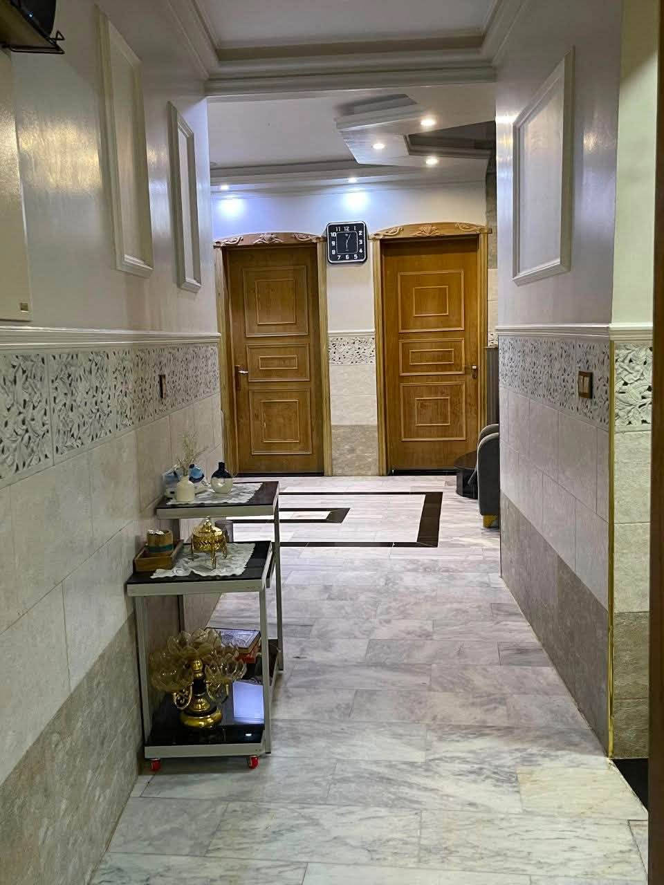 السلام عليكم دار للبيع مساحه الارض (450 م ) مساحه البناء (260)بناء 2022 درجه اولئ ارضيه  مرمر سقوف جبسن بورد  البيت موثث بالكامل 
استقبال 12*5
صاله طعام 5*4
صاله نساء 
غرف عدد 6 مساحه كبيره نضام سويت 
مطبخ كبير 
كراج يسع 3سيارات 
جلسه خارجيه
طابو صرف باسمي حي التاميم الثانيه شارع 12 رابط من المنجزات بشارع 60 
الشارع داخل تبليط كامل مجاري 
السعر 365 مع الاثاث قابل للتفاوض 
***********
