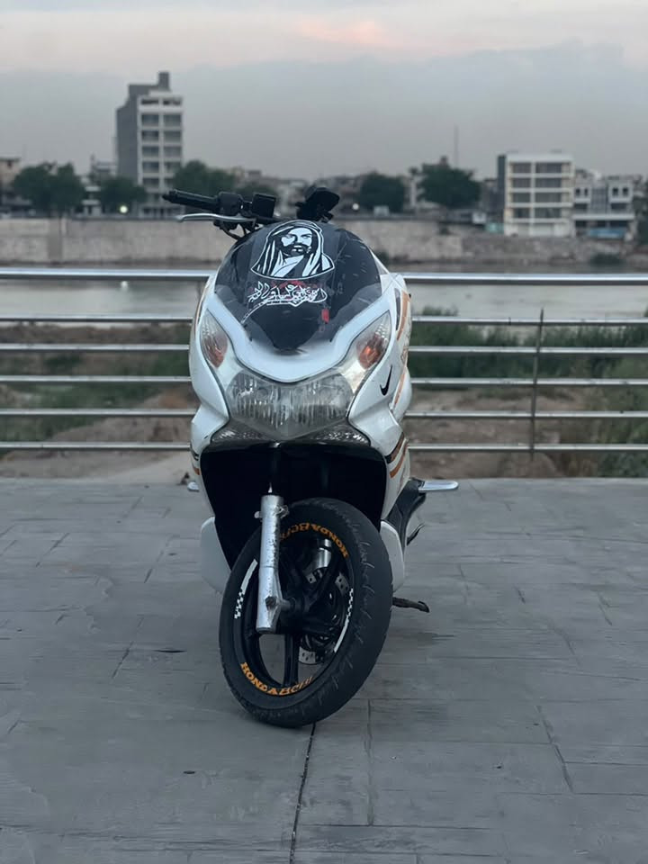 سلام عليكم pcx جيل اول ياباني 
لـون : ابيض .
كفرات ابلاديه .
كهربائيات شغالة وكـاملة .
أي نقص مابيهاا الدراجـةة كاملة لأخـر حبه .
استاند حـساس .
شرط ترايـك 160 دراجة نضيـفة وبلاديه .
سعَـرها مليون و200 الف دينار عراقي وبيهاا مجَال .
مكَاني بغداد الكاظمية متواجـد قيس ورصيد واتساب .
***********
