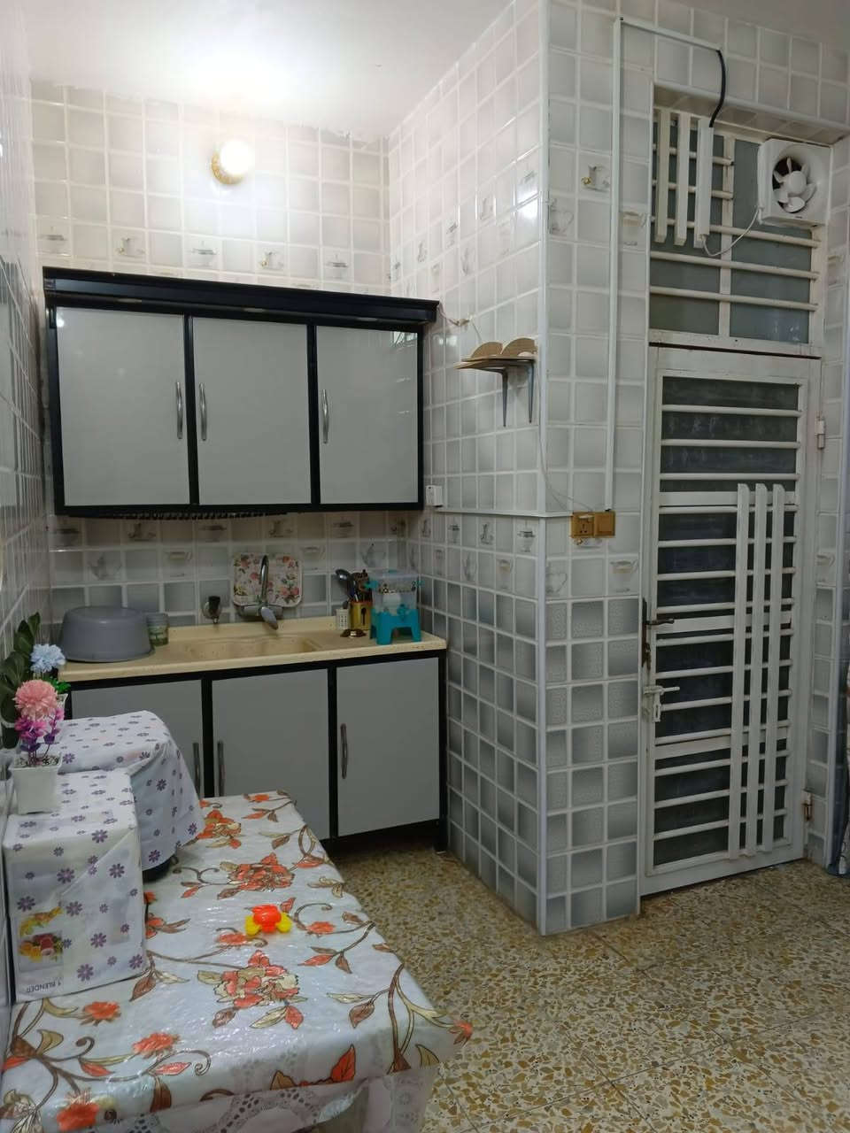 البيت للرهن المساحة 100 متر طابق ونص حي الميلاد شارع الحولي شارع 30الثاني
والبيت على شارع 30العرضي
تفاصيل غرفة وصالة ومطبخ واستقبال وصحيات خارج وداخل
الطابق الثاني عرفة وصالة 
للاتصال ‏‪***********‬‏

