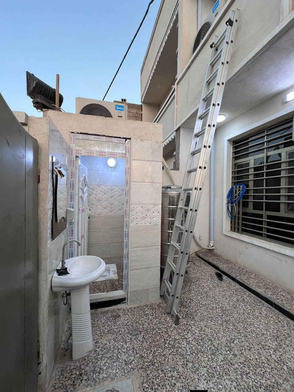 👋🏻السلام عليكم.
🏠بيت للبيع المساحه 100م 
البيت يحتوي على 
2غرف نوم 🛌 
استقبال 
حولي مطبخ 
صحيات طابقين
الموقع بغداد منطقة الانتصار مقابل مستشفى حماد شهاب 
للاستفسار والتواصل 
***********

#بغداد 
#الانتصار 
#الحسينيه #الشعب #المديه #صليخ #الاعظميه #شارع #فلسطين
