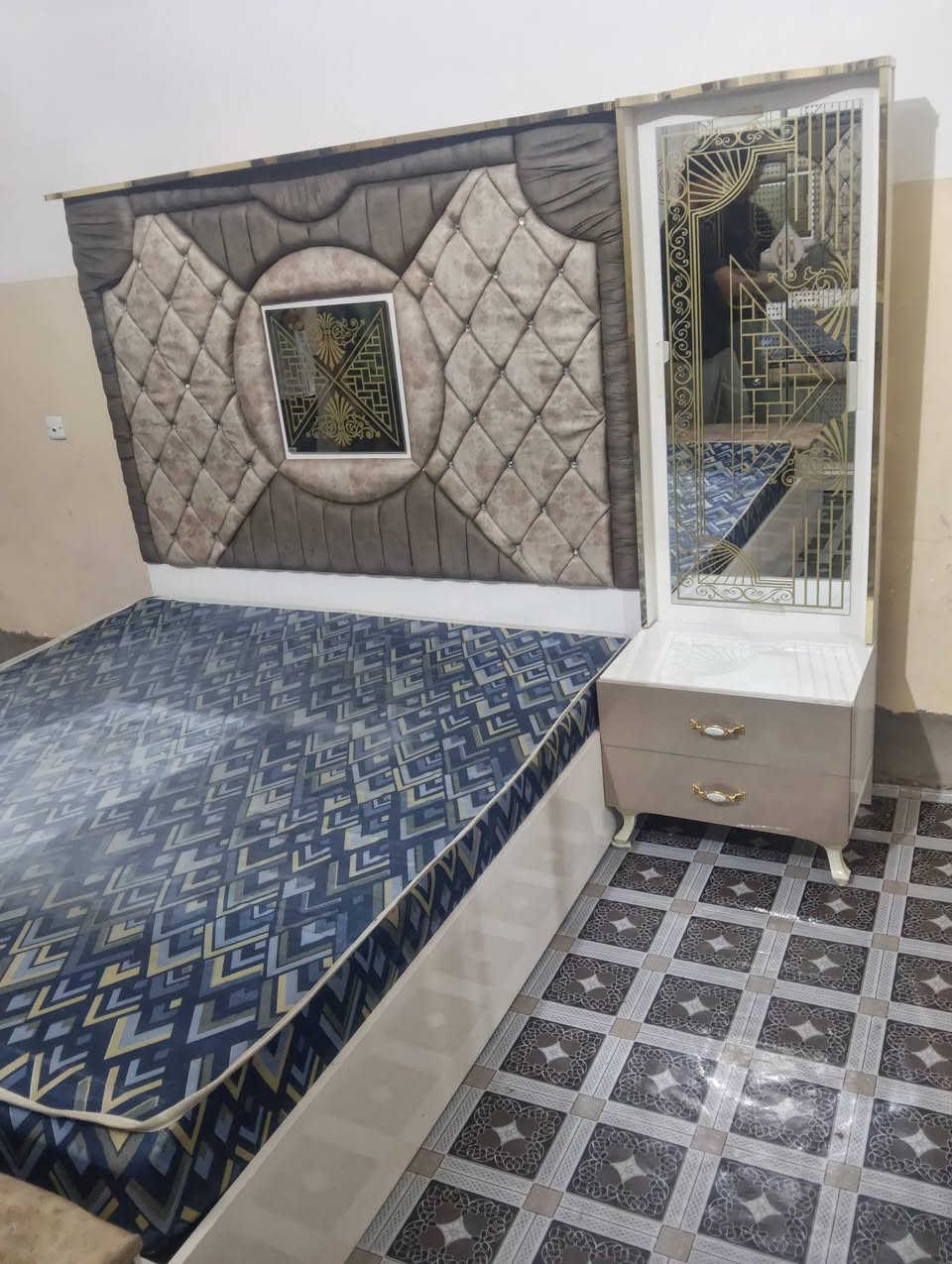 غرفة ترکية ملكية نضيفه كلش وضخمه وبيه كنتور اضافي مال طفل بابين وناره شغاله وبرقي جوي حديد وجام ليزري وصبغ حراري اصلي السعر 600وبيه مجال بسيط اتصال علا الرقم//***********//***********// مكان فلوجه
