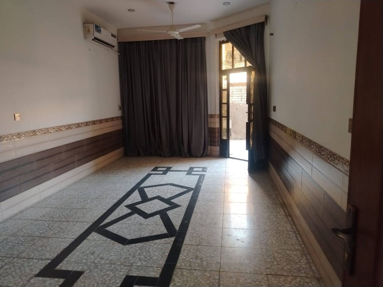 🏡 بيت للبيع – بناء حديث

📍 الموقع: بغداد – الأورفلي، قرب شركة الأنوار، فرع أسواق الموسوي.

🔹 المساحة: 200 متر (25 × 8)
🔹 البناء: حديث، طابقان

مواصفات البيت:

- 6 غرف نوم
- صالة كبيرة
- غرفة استقبال واسعة
- مطبخ حار
- مطبخ بارد
- تصميم عصري وتشطيب ممتاز
- مناسب للعوائل الكبيرة

للاستفسار ومعرفة السعر أو تحديد موعد للمعاينة، يرجى التواصل على الرقم: ***********
