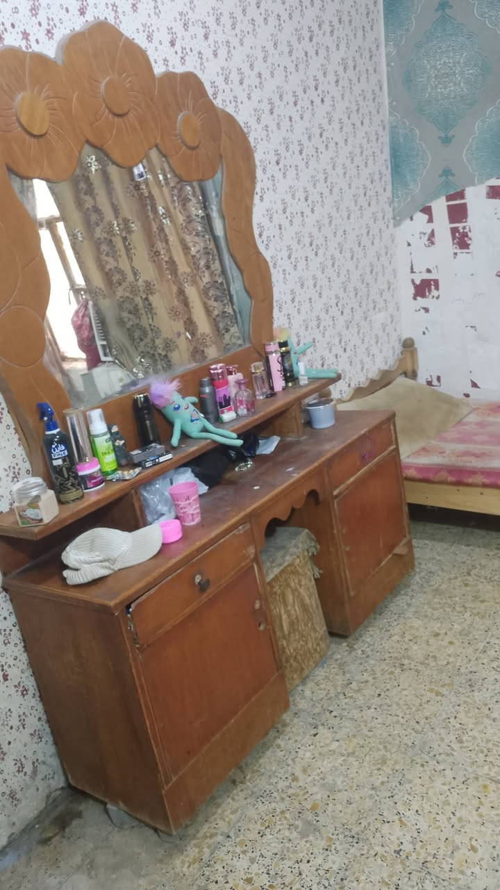سلام عليكم كنتورات ثنين للبيع مع ميز مرايه سعرهن كلهن 300 مكان طوريج ***********

