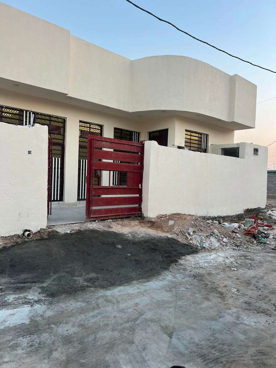 السلام عليكم بيت معروض للبيع المساحه 180متر البيت ركن على شارعين موقع البيت المجمع المقابيل مستشفى القاسم ع قرب أسواق المرتضى قريب على الشارع الرئيسي
الخريطه /استقبال وصاله ضيوف وصاله عائليه وغرف نوم عدد2ومطبخ وصحيات داخليه وخارجيه والبيتون على كبر الصاله 
البيت جاهز للسكن فارغ حالين للستفسار الاتصال على الأرقام ***********
***********
