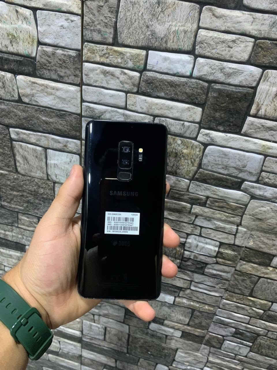 السلام عليكم
Galaxy s9 Plus 
ذاكره 128 .. نضافته عاليه جدا 
دبل شريحه .. شحن سريع 
شاشه منحنيه سوبر امولد بيها طبع خفيف جدا
ببجي 60 فريم .. كاميرات رهيبه 
سعره ( 170 ) وبي مجال .. ملحقات كامله 
مكاني حله .. ***********
