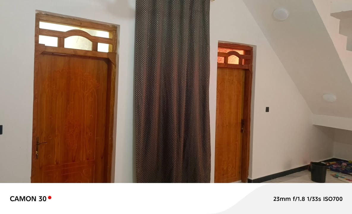 السلام عليكم يوجد بيت للبيع في السياسيين زرا ع ي مساحت البيت 300 مساحة البناء 125 بناء طابوق كونكريت مسلح يحتوي البيت على أستقبال مع مدخل +صحيات صالة غرفتين مع صحيات عدد 2 مناور عدد 2 درج + السطح أشتايكر بناء البيت جديد ودرجه أولى رقم الهاتف ‏‪***********‬‏

نص مكتوب في الصور:
- CAMON 30 23mm f/1.8 1/513s ISO50
- CAMON 30 23mm f/1.8 1/359s ISO50
- CAMON 30
- 23mm f/1.8 1/33s ISO700
- 23mm f/1.8 1/33s ISO678
- 23mm f/1.8 1/321s ISO50
- 23mm f/1.8 1/312s ISO50
- CAMON 30 23mm f/1.8 1/50s ISO155
- CAMON 30 23mm f/1.8 1/100s ISO251
- CAMON 30 23mm f/1.8 1/50s ISO455