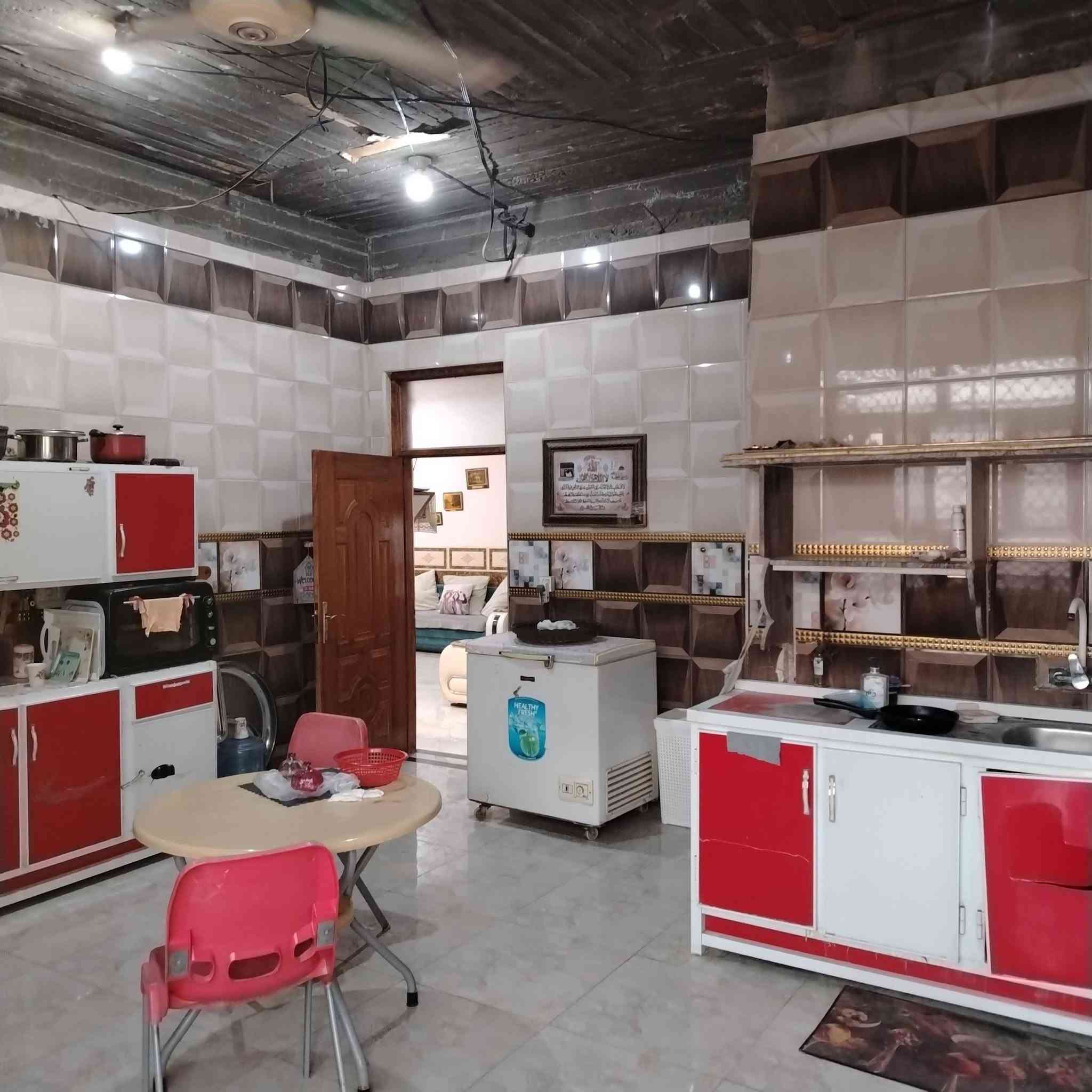 بيت للبيع نظيف جدا 200م البناء مسلح حديث 2نوم صاله مطبخ وصحيات براني كراج سياره سادس بيت عن الشارع العام حي الزيتون سعر 165مع المجال 
***********
