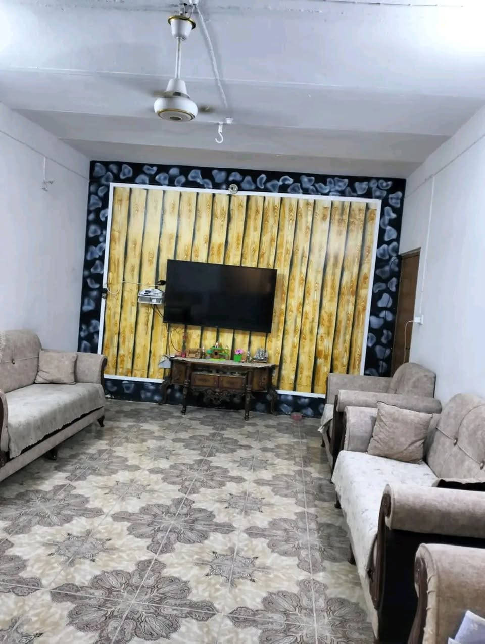 دار للبيع طابو صرف تحويل مباشر300 متر الواجهه 15 متر..  النزال 20متر  ..طابق واحد عكاده بحاله جيده جدا غرفتين نوم وهول واستقبال...  بداية الدواسر خلف ثانوية دجله للبنات... ***********

