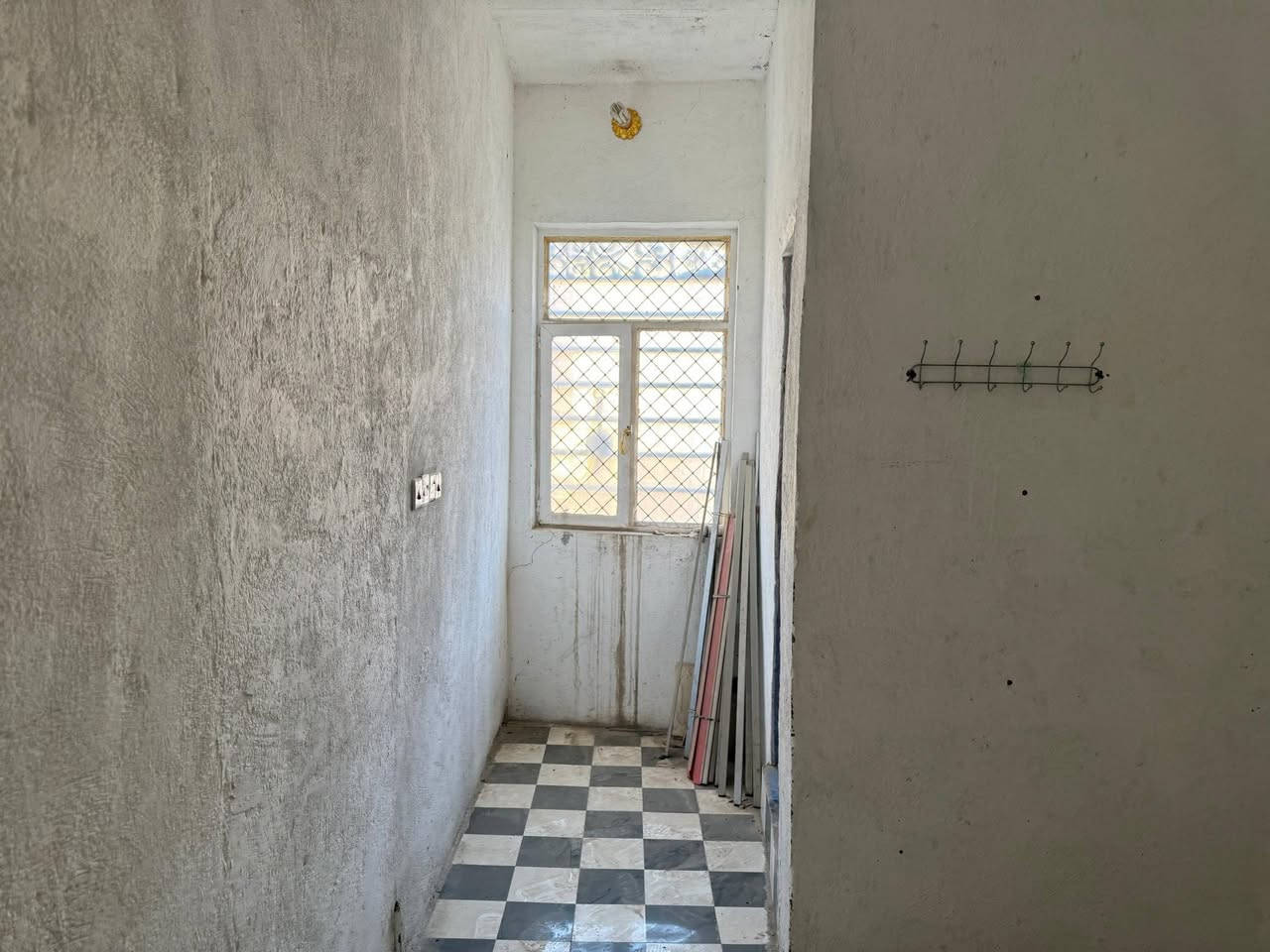 السلام عليكم محل للبيع في منطقة الماجديه المحط مساحته ٣+٤ يصلح صالون حلاقه او محل حلاقه رجالي  طابقين يحتوي الطابق الثاني على صحيات كما موضحه في الصوره اومخزن المحل كامل مقطوره ماء ماطور كيزر للاستفسار الاتصال على الرقم /.
***********
