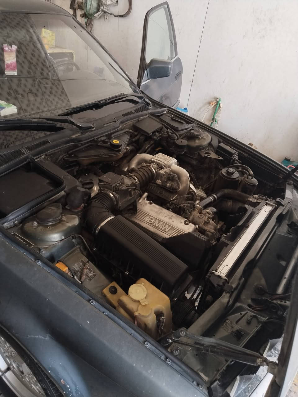 السلام عليكم للبيع 
Bmw 735i
موديل 1990 لون رصاصي غير محدد
مكفوله شواصي وضربه قويه 
تخم تاير جديد 
باتري جديد 
تبريد وي السويج
كير ومحرك خير من الله
صدر امامي تعبان 
صدر خلفي جديد توني شاده 100/100
السياره عوزه صبغه صبغهه مجورد 
رقم بغداد سنويه 2027
كهربائيات كله شغال 
مثبت سرعه شغال 
السياره اصل جوبلس وحاطين دبلات عادي 
هوك سحب 
مانع انزلاق 
اصل بردات السياره 
السعر 55 وبي مجال
للاستفسار خاص او على الرقم ***********
