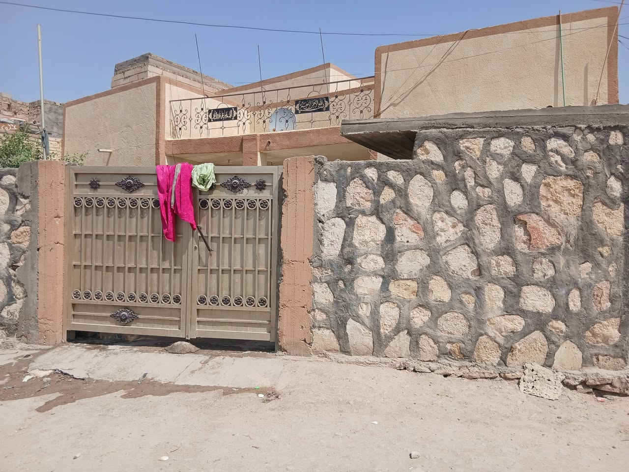 بيت للبيع مساحته بالعقد 206 م وبي فضله تقريبا 50 متر يعني يصير اكثر من 250 متر طابو صرف
دار للبيع طابو صرف حلة نادر الثالثة 
بيت للبيع مساحته بالعقد 206 م وبي فضله تقريبا 50 متر يعني يصير اكثر من 250 متر طابو صرف 
البيت ركن عرض الشارع 15 متر
الجيران راقين واخلاق كلش عالية
 وباب البيت مدرسة ابتدائية 
والمتوسطه هم مو بعيده خدمات متوفره 
البيت عكاده لكن نضيف ومرتب 
الطابق الاول كامل غرفتين نوم وهول واستقبال ومطبخ وحمام هو حمام هو تواليت داخلي وحمام وحده وتواليت وحده خارجي وطارمه ومكان حديقه وكراج سيارة وسياج حجر مثل ما واضح بالصورة
الطابق الثاني غرفه ومطبخ وصحيات كاملات بس ما مبوركات
السعر 100 مليون وبي مجال قليل
 الموقع نادر الثالثة يم مدرسة يثرب
للاستفسار اكثر الاتصال على رقم صاحب الدار 
***********

هاي المعلومات كامله لا سعر خاص ولا شي يعجبك بالخدمه ما عجبك ارفع المنشور بالصلاة على محمد وآل محمد
