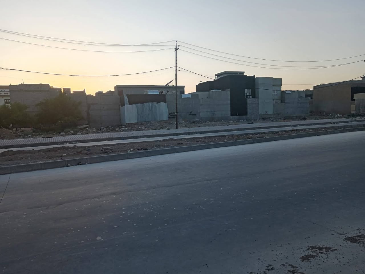 قطعة أرض تجاري طابو للبيع
موقع مميز على شارع سايدين 
المساحة /  ٣٧٢ متر
الواجهة / ١٥ متر 
العنوان/كركوك حي الزوراء قرب جامع الراشدين
السعر /يرجى الاتصال على ***********
