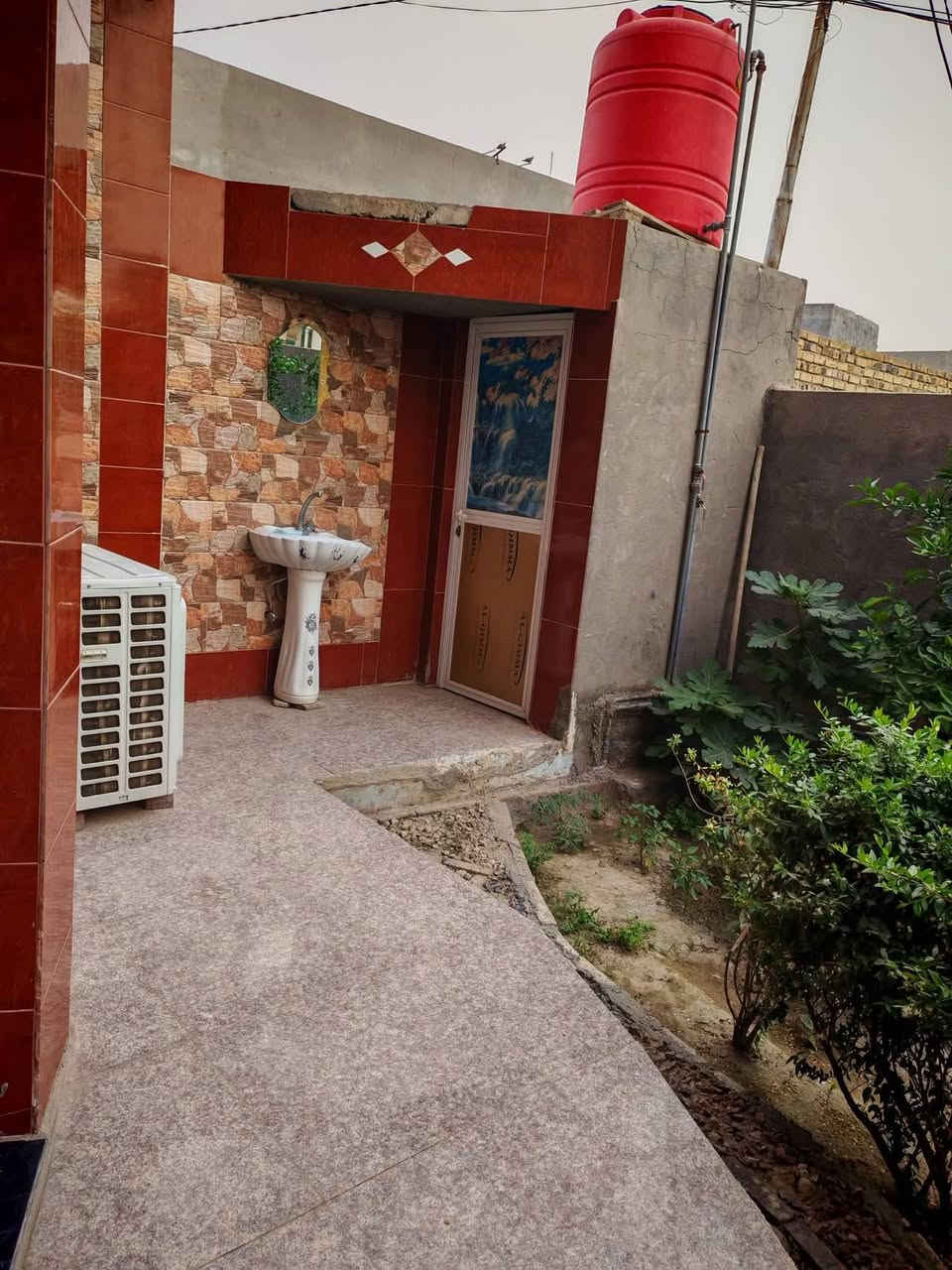 بيت مساحته 200متر طابقين بناء طابوك صب طابو زراعي سند25
العنوان ورديه شارع 30 الخدمي الذي يربط بين الحولي والسكه كل الطرق  توصل اله وطريق اخر نزله سعد بيجو عبر السكه هواي طرق اله  بيت فول
يتكون من غرفه كلدور صاله مطبخ مجمع صحيات داخلي وخارجي مع كراج وحديقه وفوك ثلاث غرف وكلدور 
مكتب وعقارات الوارث
***********
