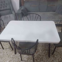 ميز طعام • نظيف • حديد