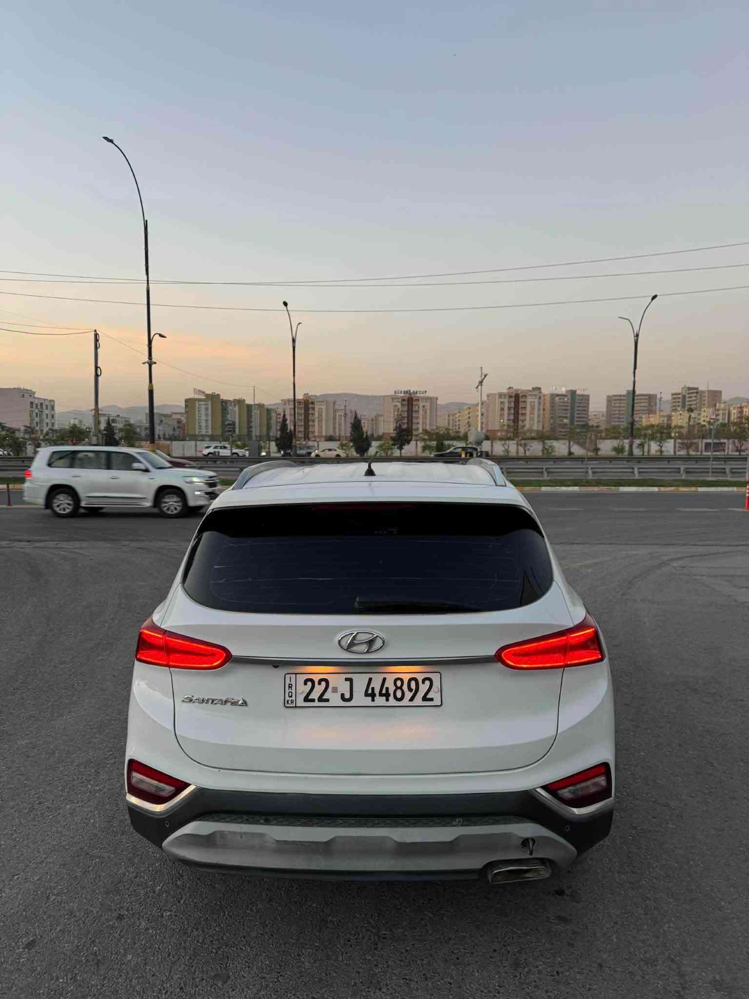للبيع: هيونداي سنتافي 2019 وارد كوردي خليجي (فول مواصفات بدون بانوراما)
 الموديل: 2019
 المحرك: 2.4 لتر (4 سلندر)
السعر:195 ورقة 
 المواصفات:
 فول مواصفات (بدون فتحة بانوراما)
 3 مقاعد (7 راكب)
 3 قطع تبريد (تبريد مركزي منفصل للسطر الثاني والثالث)
 مرايات شفط / كشف كهربائي (مع إشارات بالمرايا)
 شاشة لمس مع كاميرا دوارة / خلفية
 حساسات خلفية / أمامية
 كبسات وتحكمات ستيرن كاملة (كرك / تثبيت سرعة)
 أنظمة قيادة متعددة (Eco / Sport / Smart / Normal)
 نظام فرامل ABS ونظام عدم الانزلاق (Traction Control)
 ويل كب حجم كبير
 كشافات وقلايات / زنون وأضواء LED نهارية
 الحالة والصبغ:
صبغ شبر بالبوند فقط 
وصبغ بالصندوق ( مكان الرقم)
باقي السيارة مكفول من الصبغ والبارد، والسيارة بشرط الفحص (محرك، كير، وشاصي) 
ايرباك سليم
السعر 195 ورقة 
مكان السيارة دهوك
للاستفسار
*********** واتساب
*********** واتساب موصل, نينوى
