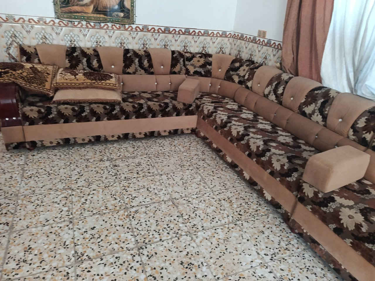 متاح للبيع ديوان تسكام عراقي  18 متر بعده جديد مامستخدم ونضيف لونه مثل ما واضح ب صور مكانه حله قرب معمل الغاز للاستفسار اكثر خاص او اتصل ***********
