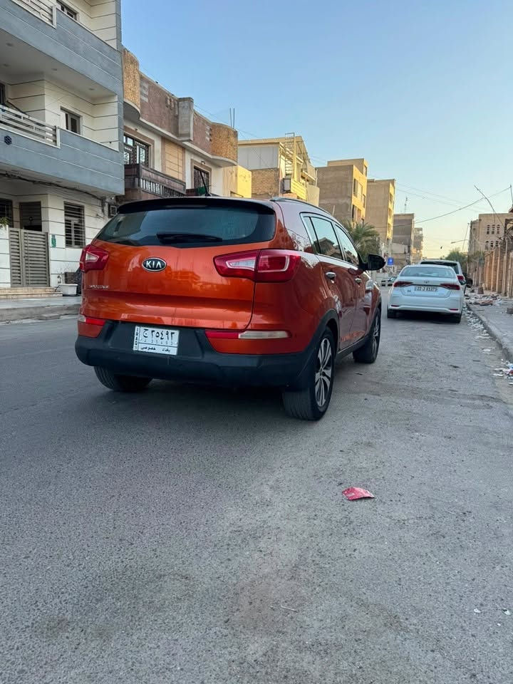 السلام عليكم 
كيا سبورتج ٢٠١٢ سياره جديده بمعنى الكلمه تخم تاير جديد صدر جديد تبريد ثلج سياره فول مواصفات  كفاله من صبغ مكان السياره الكراده 
السعر ١٥٠ 
للاستفسار ***********
