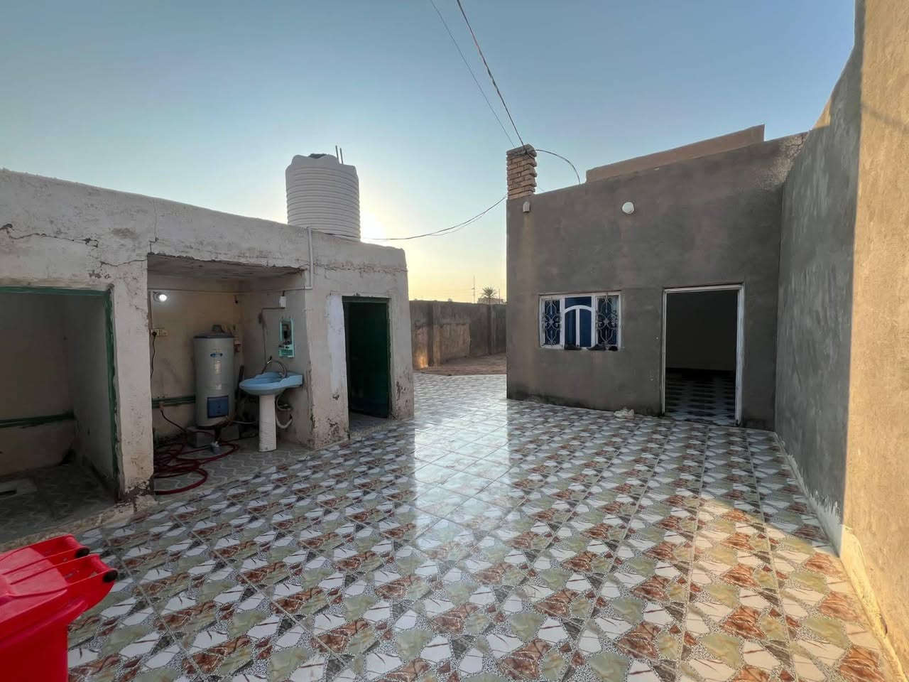دار للبيع مساحه 180 متر 
طابو صرف مداور ثاني يوم 
العنوان الشطره حي الزهراء 
قرب مدرسة عين الحياة 
السعر 65 مليون ابيه مجال
للتواصل واتساب على الرقم ***********
