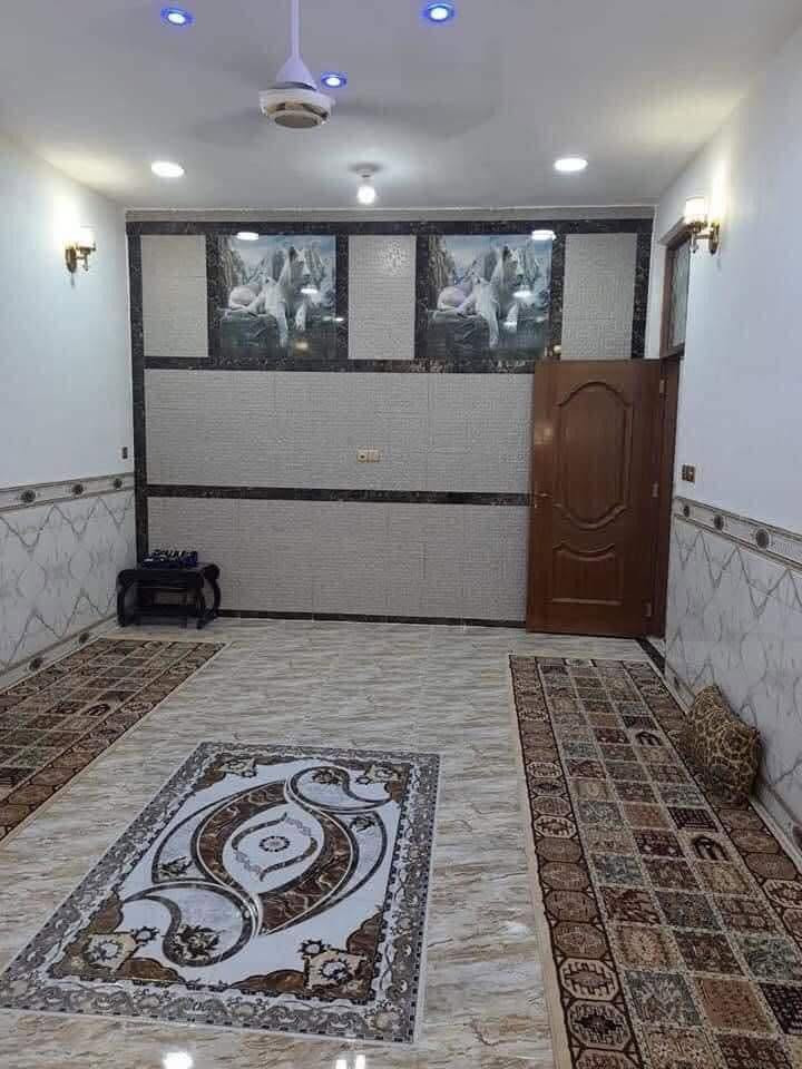 بيت للبيع في الكوت الجديدة سند 25 مساحته 300 متر ركن على شارعين
مكانه شارع الصب
بگاع الاماره  ركن علا شارعين ركن منهن علا شارع الصب والركن الثاني ع شارع التراب عرض الشارع 10 أمتار. الصفحتين
تحت البناء 225 متر
وباقي قطعه 75 متر
صابهه  رباط كامل  يعني مصبوبه مخططه رباط مال محلات فقط عوزهه
هيكله بل طابوگ 

بي اربع غرف نوم ثنين جوه وثنين فوك وستقبال وصاله حمام تواليت غربي تواليت شرقي مناور ثنين مطبخ حار مطبخ بارد وبي غرفه عل سطح بس ماكامله 
سعر 150 وبي مجال كلش قليل ***********
